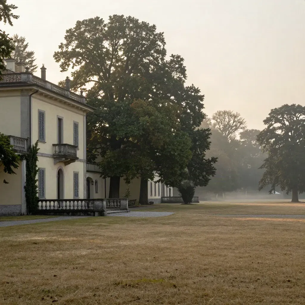 Parco di Monza all’alba con ville, alberi e prato velato di nebbia